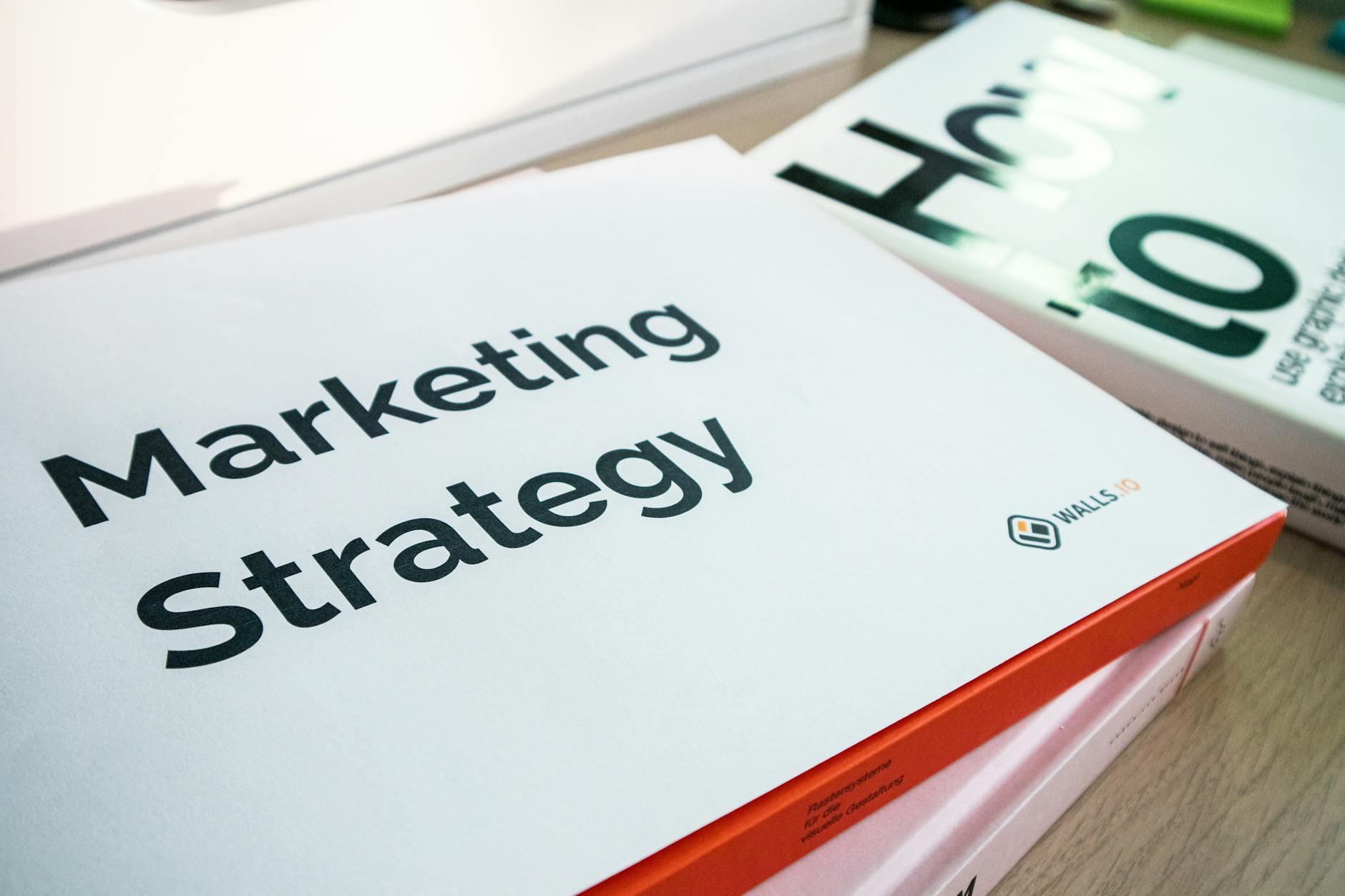 Dokumenty strategii marketingowej z wyróżnionym tekstem na biurku