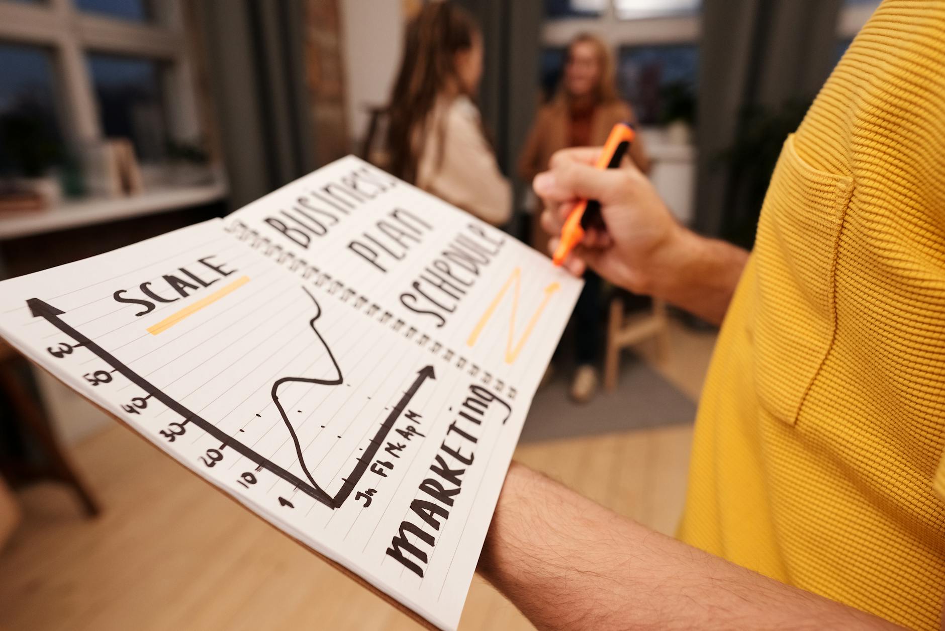 Notatnik biznesowy z planem marketingowym na biurku w swobodnym biurze