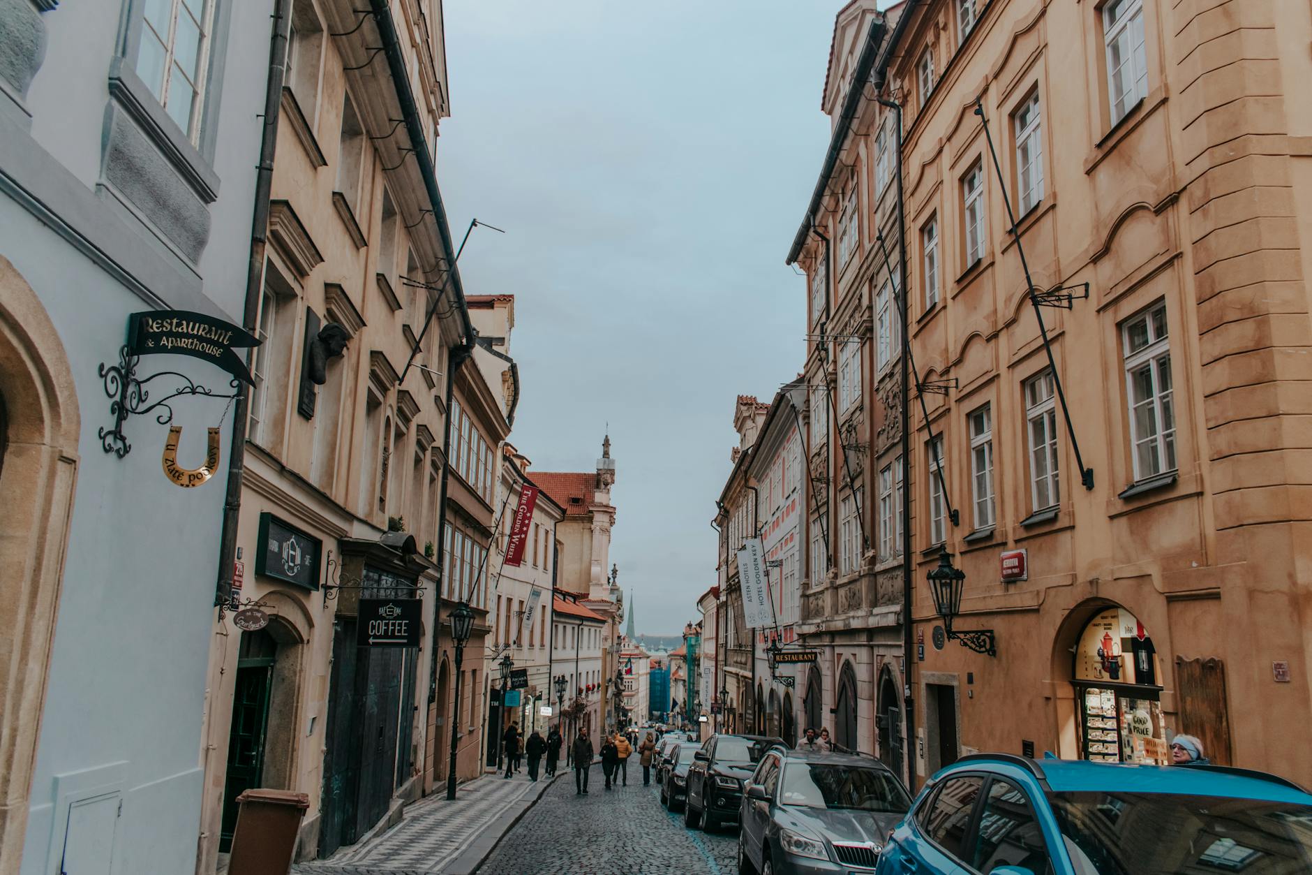 Zabytkowa brukowana ulica w Pradze z klasyczną kamienną zabudową