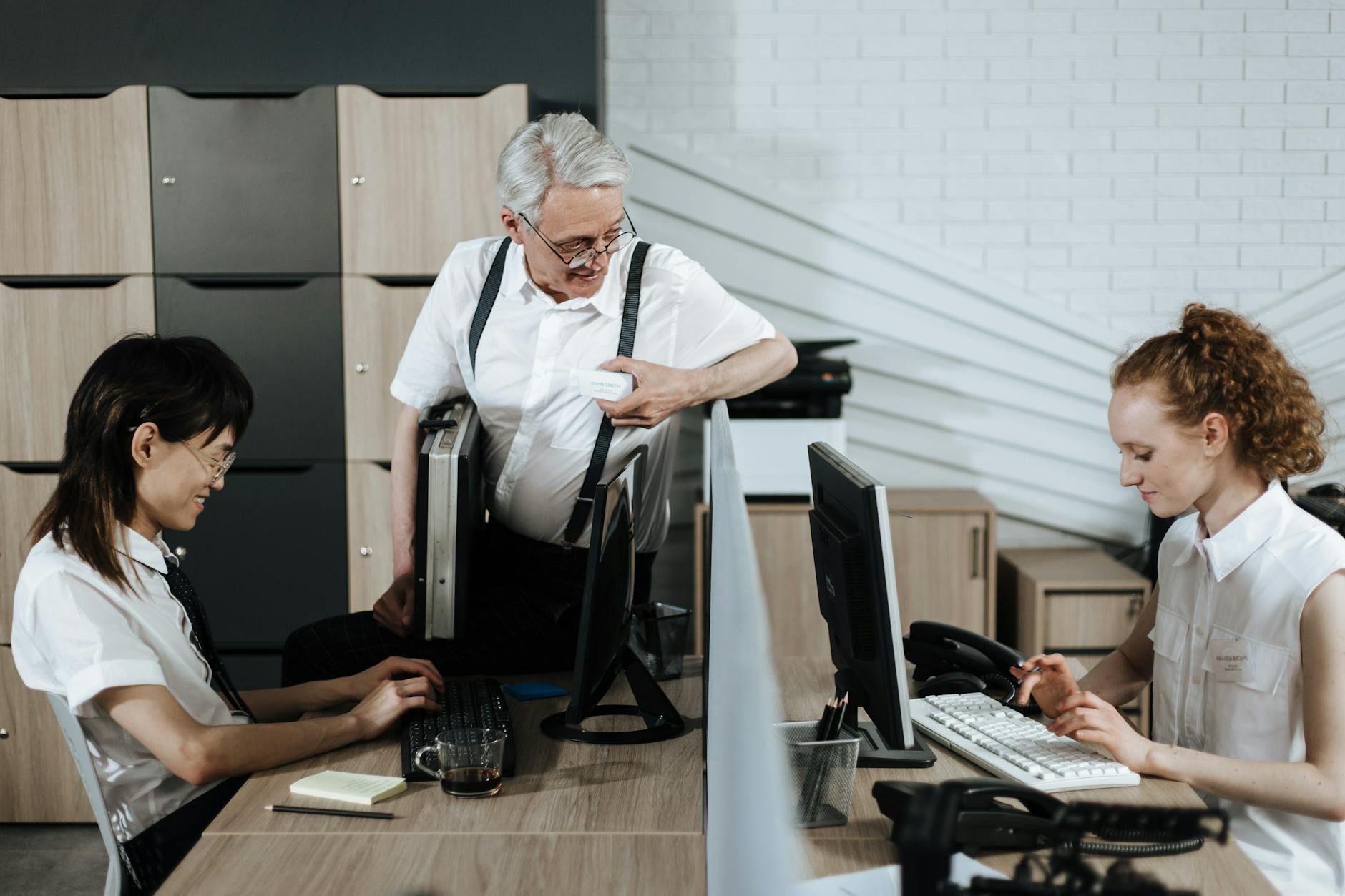 Jak skutecznie zatrudnić pracowników tymczasowych w Poznaniu – praktyczny przewodnik dla pracodawców Zespół różnorodnych pracowników biurowych współpracujących przy biurkach