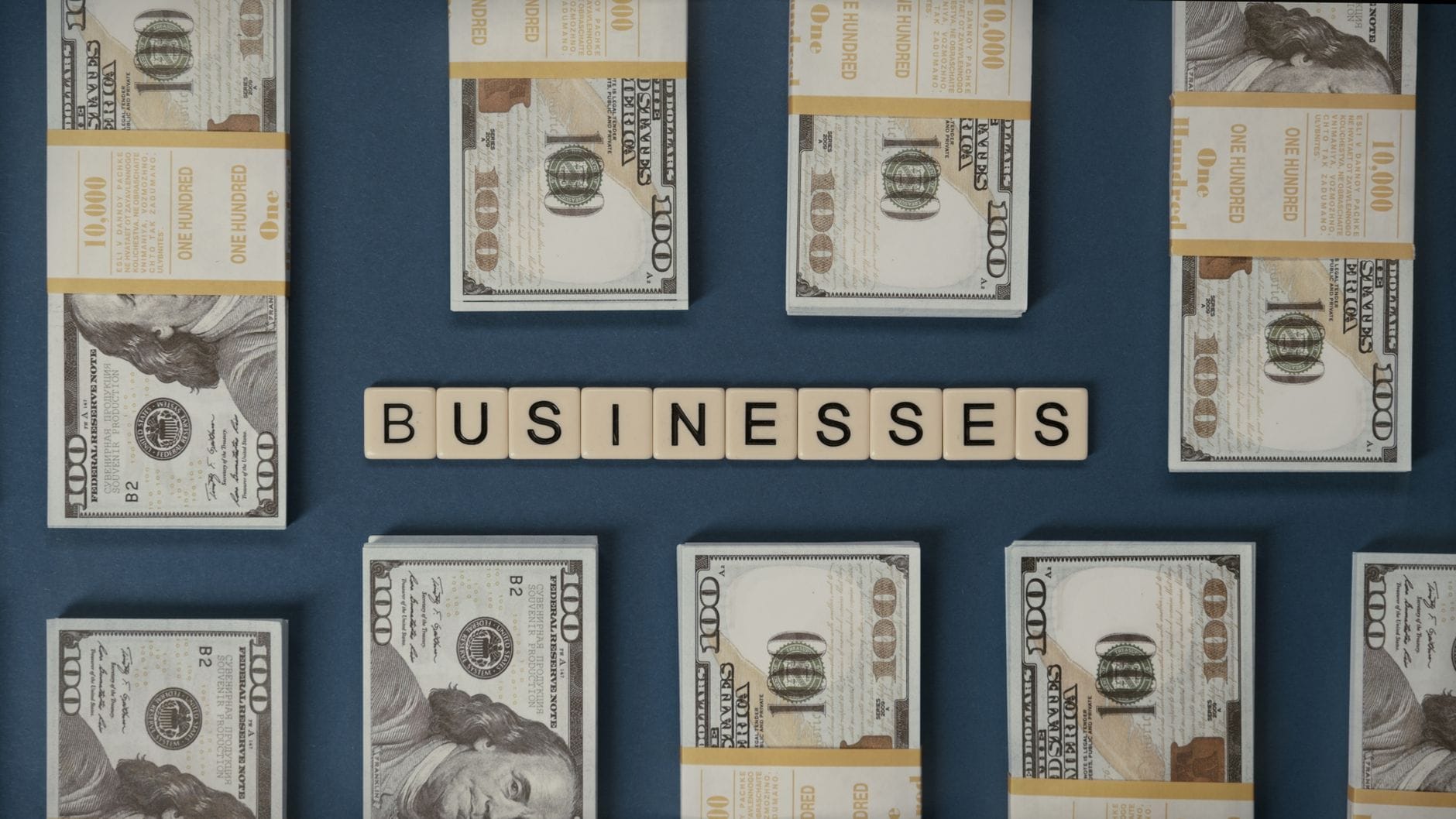 Pliki scrabble z napisem businesses na tle plików dolarów