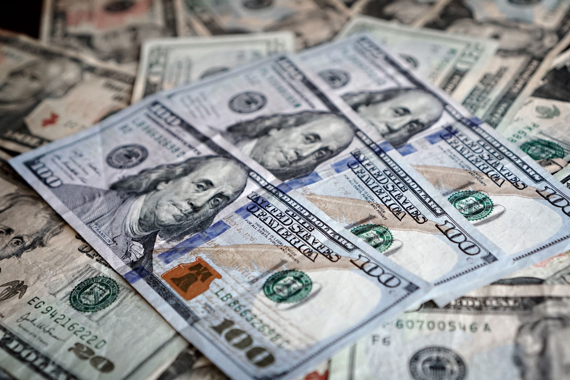 Zbliżenie na różne banknoty dolarowe symbolizujące finanse i długi